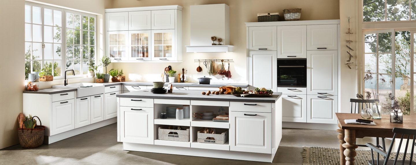 Bild einer Landhausküche mit weißen Fronten