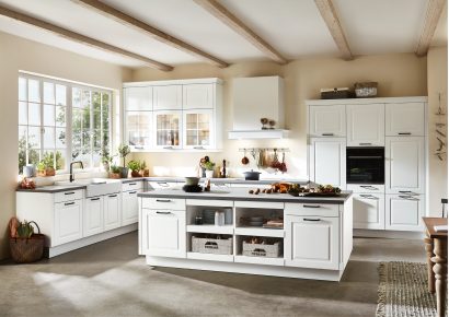 Bild einer Landhausküche mit weißen Fronten
