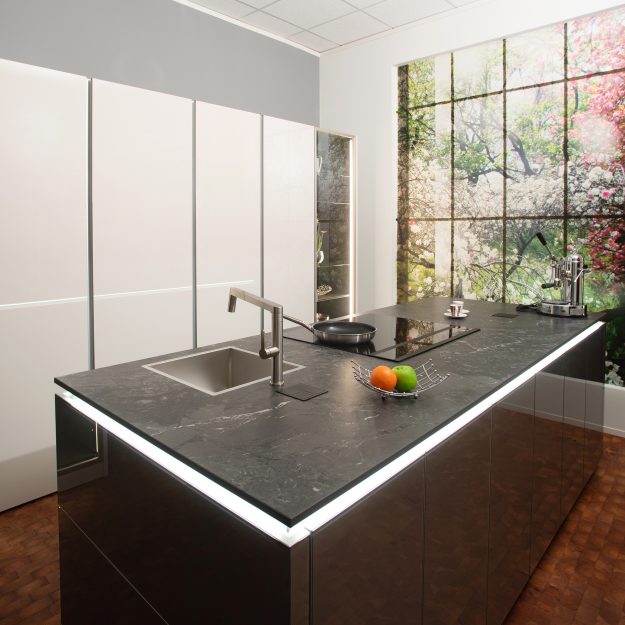 Bild einer weißen Küche mit schwarzer Kücheninsel aus der Ausstellung