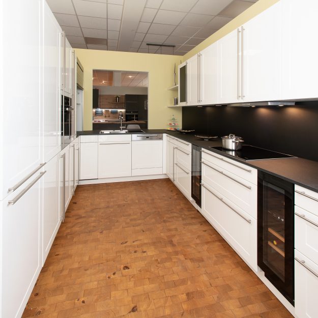 Bild einer weißen Küche aus der Ausstellung