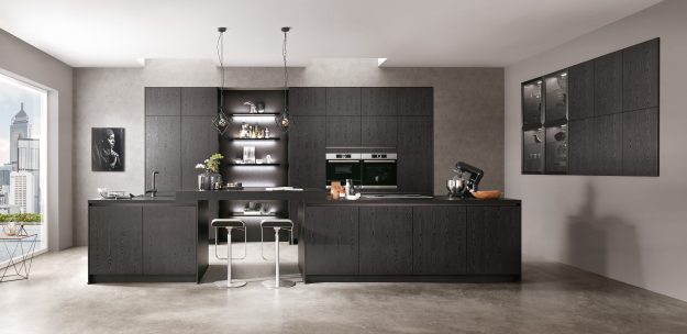 Bild von einer schwarzen Küche mit zwei Barhockern