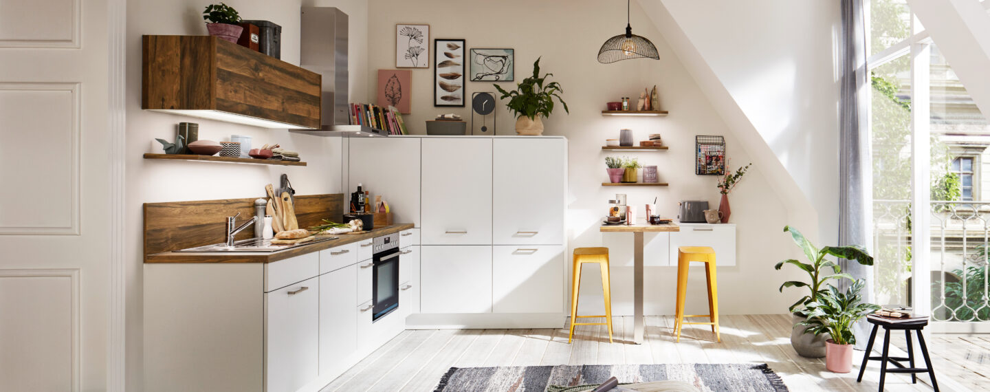Bild einer weißen Küche mit Details aus Holz