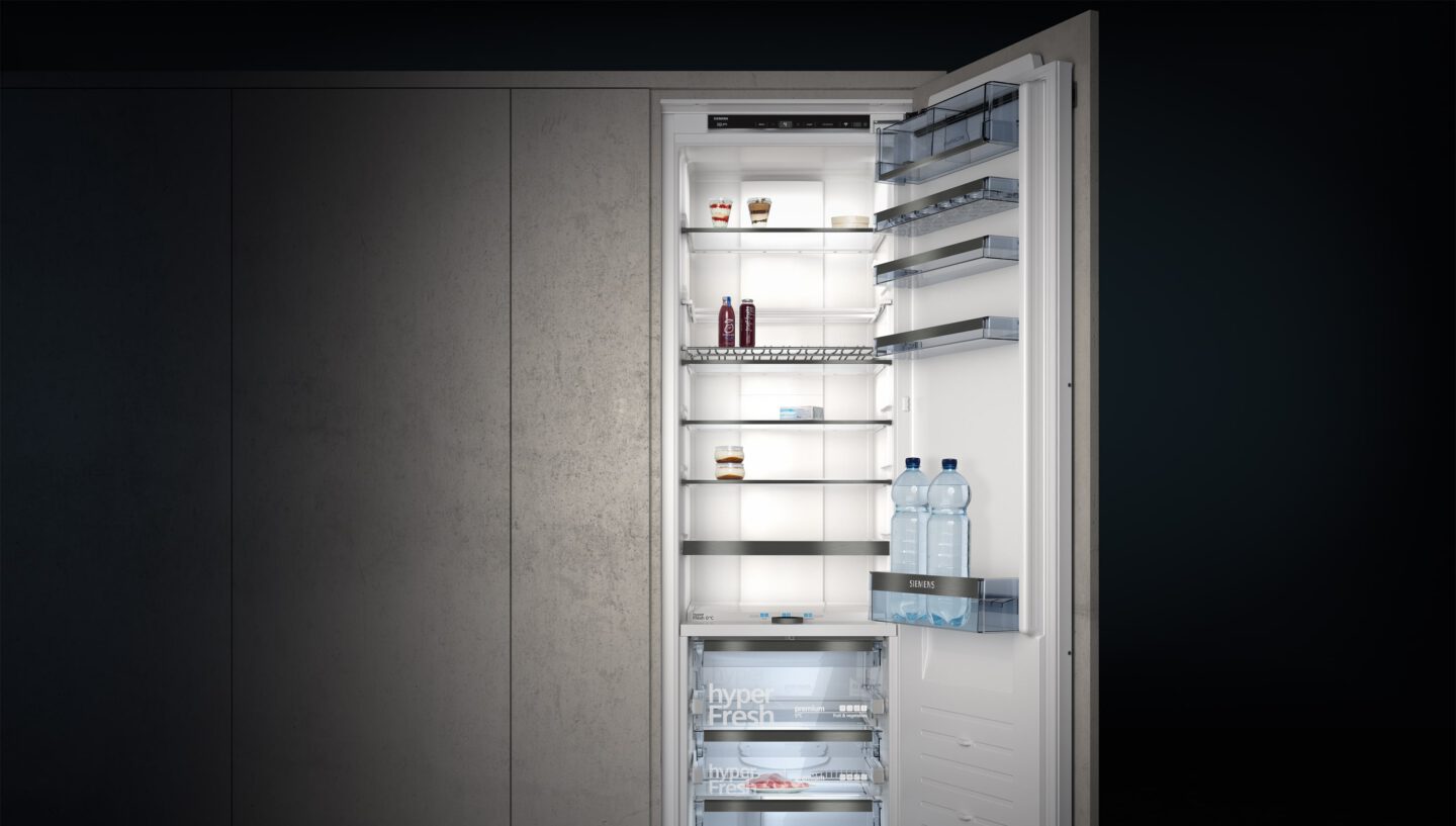 Bild von einem geöffnetem Kühlschrank