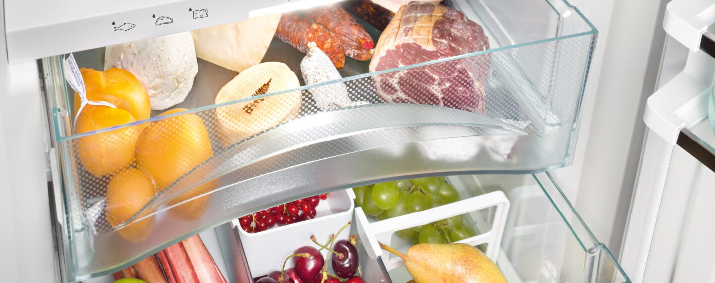 Bild von Lebensmitteln in Schubladen im Kühlschrank
