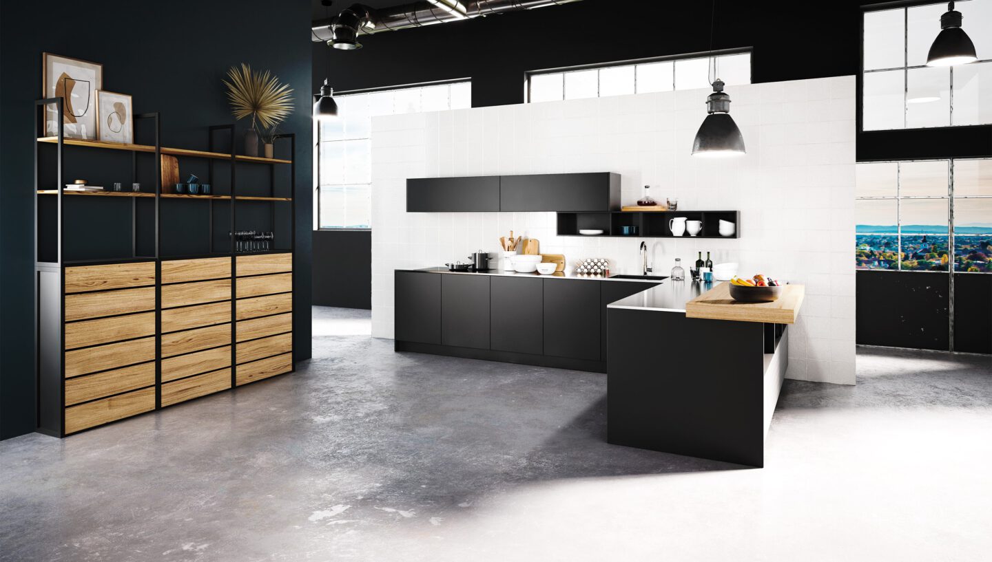 Bild von einer schwarzen Küche mit Holzabsetzungen in L-Form