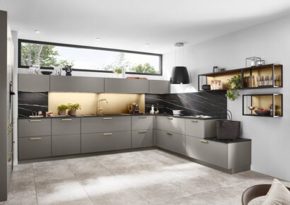 Bild einer grauen Küche von Linea mit Beleuchtung