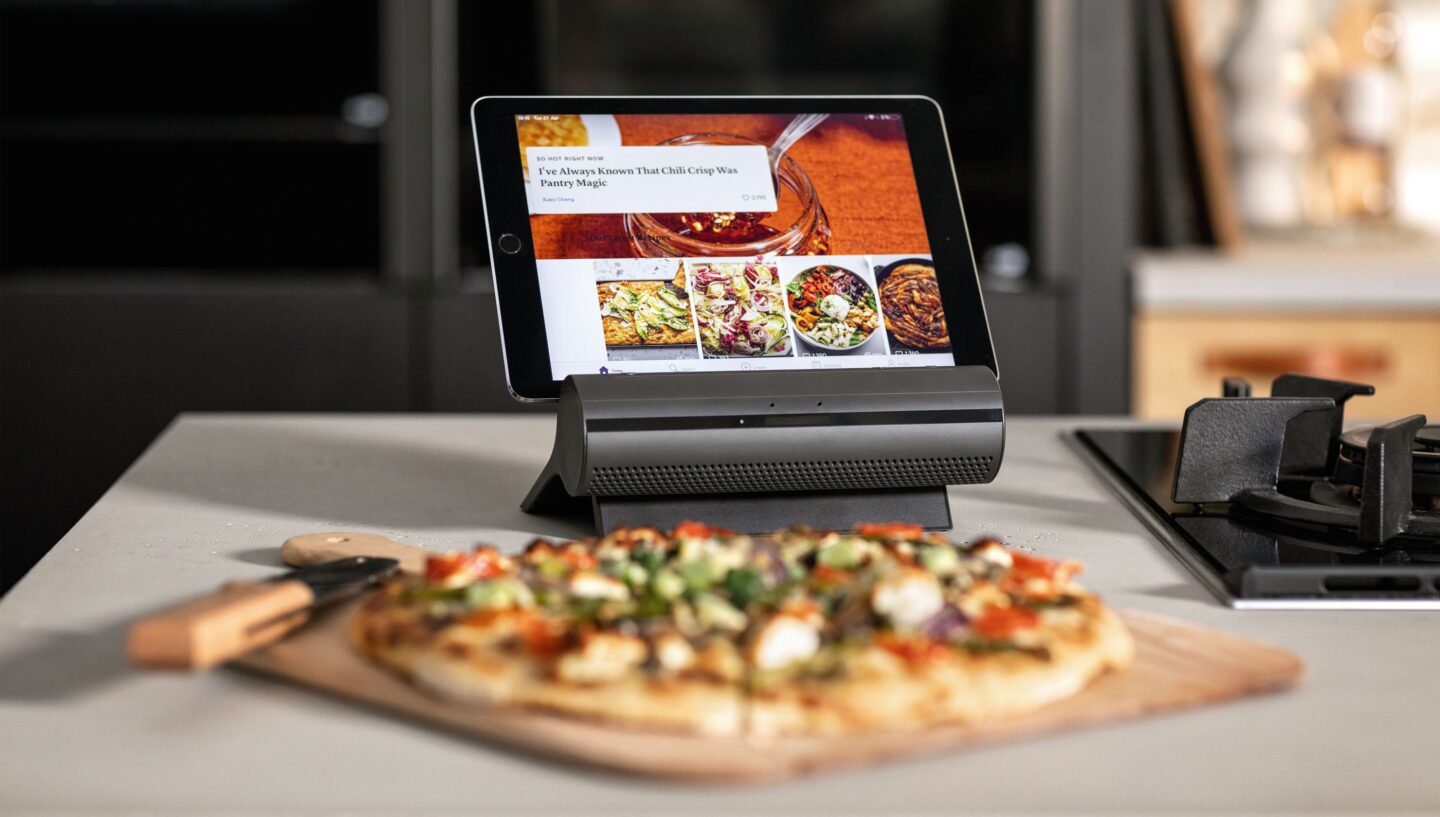 Bild eines Smart Kitchen Dock-Geräts mit einer Pizza