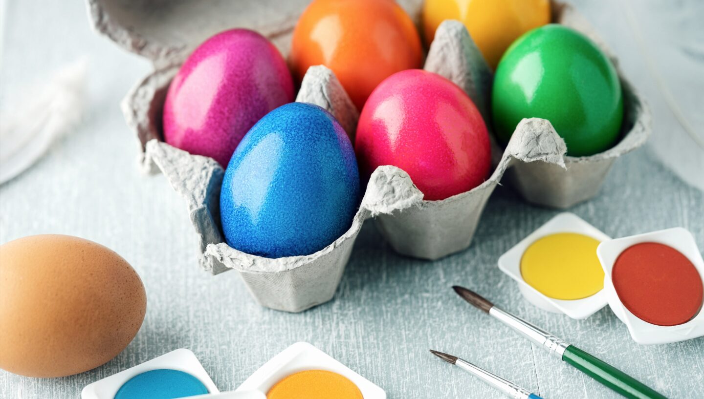 Bunt gefärbte Eier in Eierkarton