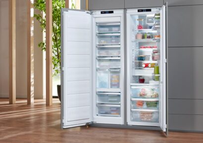 Bild eines großen geöffneten Einbaukühlschranks