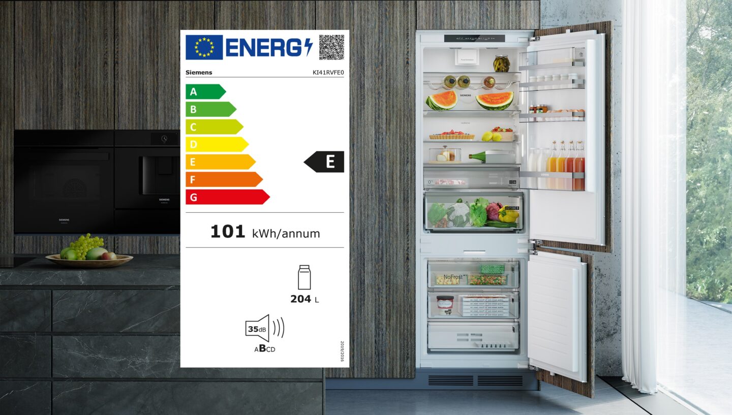 Bild eines geöffneten Kühlschranks und Energieeffizienz-Label