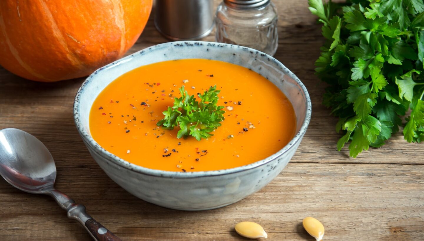 Küchenstyle Lübeck zeigt ein Bild von einer Kürbissuppe in einer hellen Schüssel passend zur Kürbissaison