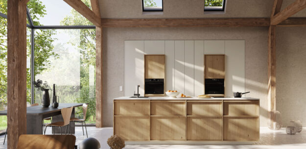 Moderne weiße Küche mit Holzakzenten und Kücheninsel bei Küchenstyle