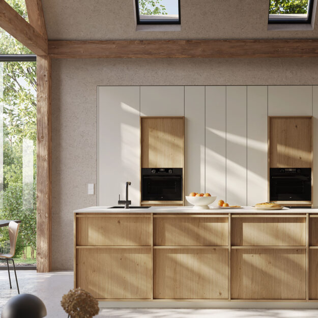 Moderne weiße Küche mit Holzakzenten und Kücheninsel bei Küchenstyle