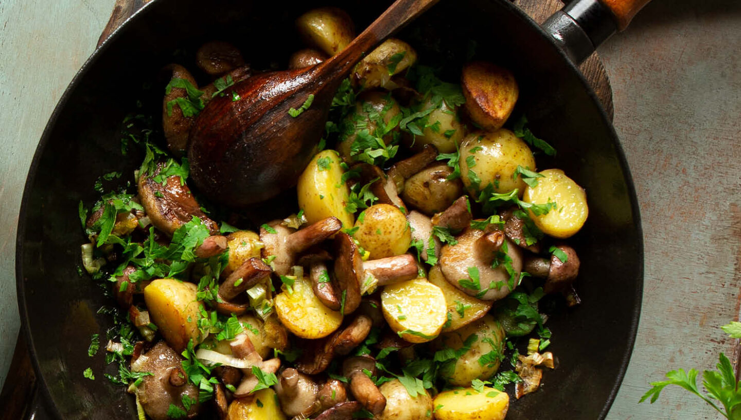 Food Waste vermeiden mit Bratkartoffeln und Pilze in einer rustikalen Pfanne.