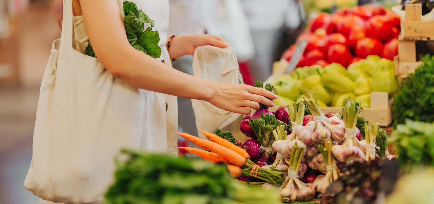 Food Waste vermeiden – Eine Frau, die in einem Supermarkt frisches Gemüse kauft.