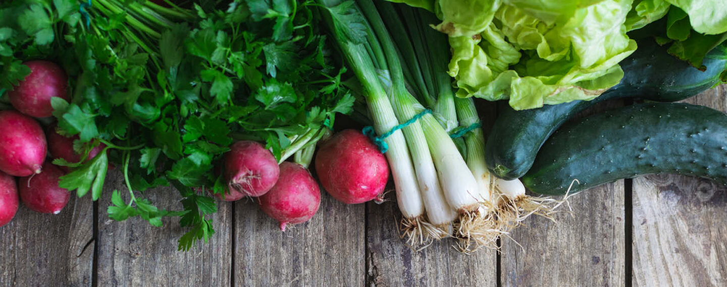 Food Waste vermeiden – Frisches Gemüse auf einem Holztisch.