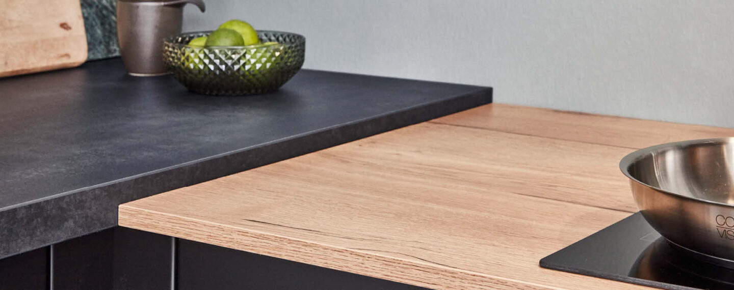 Küchenarbeitsplatten aus Holz und Keramik.