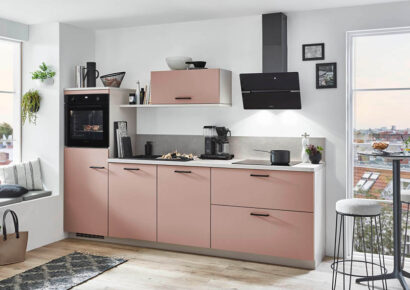 Bild von einer rosa Küche in einem hellen Raum