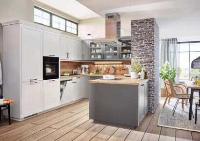Landhausküche in U-Form in grau und weiß.
