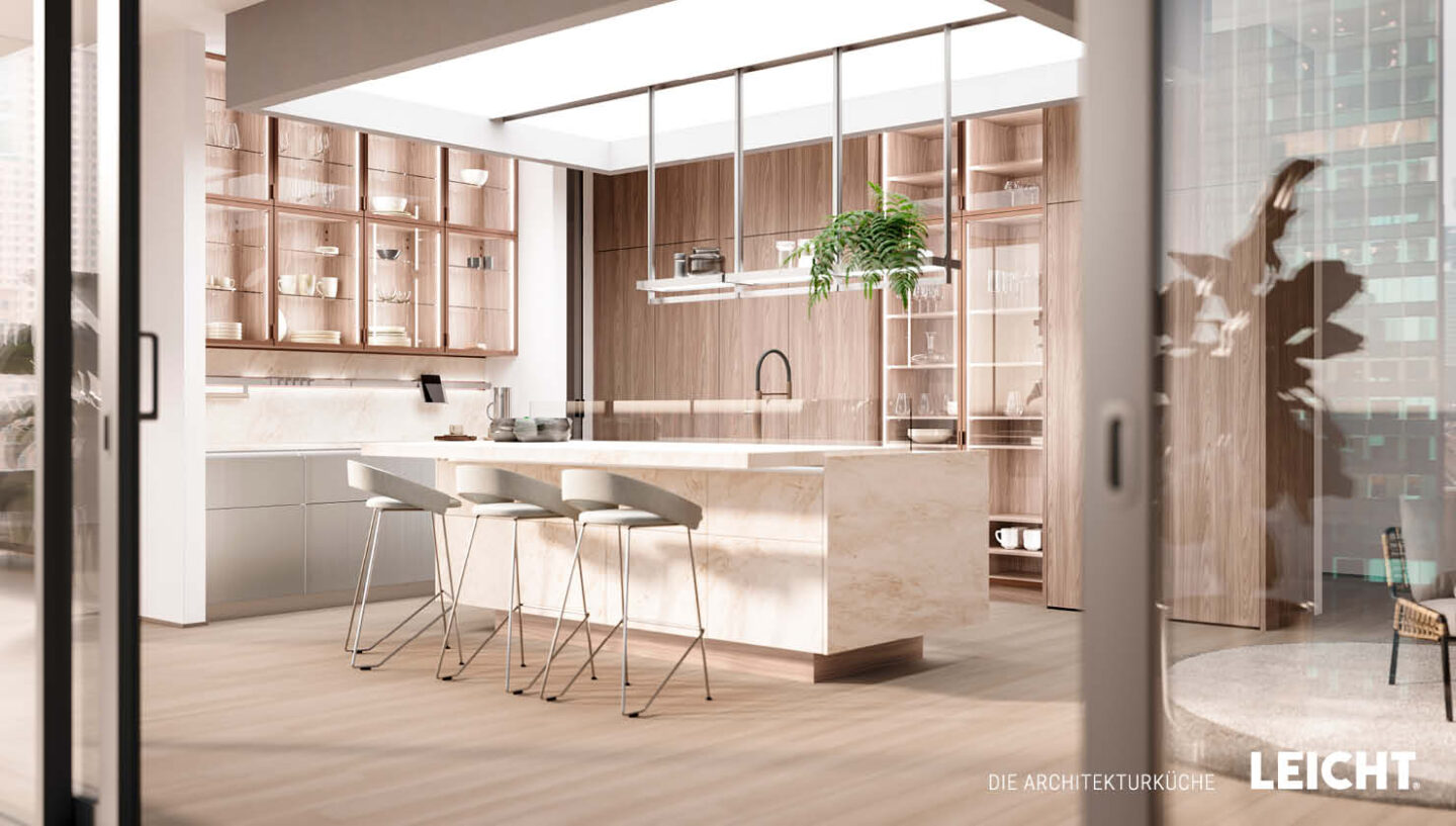 Moderne weiße Küche mit Kochinsel und Holzhochschränken hinten.