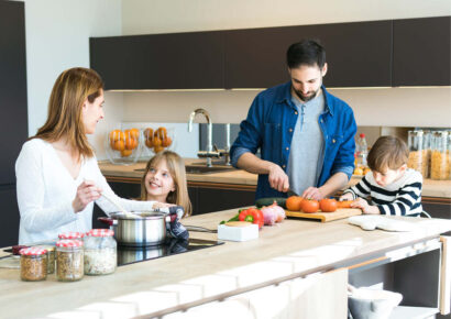 Küchenplanung für Familien mit Kindern – Familie die gemeinsam kocht.