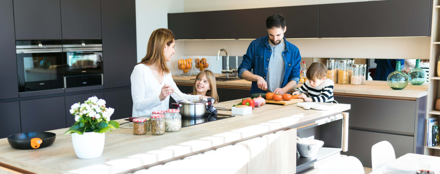Küchenplanung für Familien mit Kindern – Familie die gemeinsam kocht.