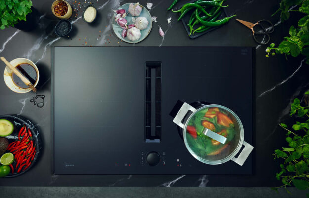 Induktionskochfeld von Neff in mattschwarz in einer schwarzen Arbeitsplatte.