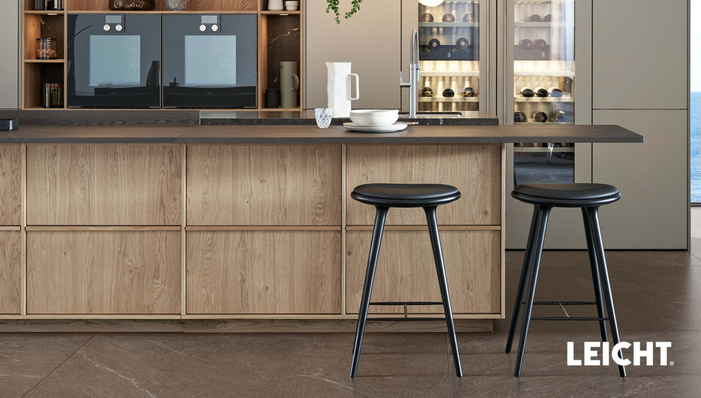 Küche aus nachhaltigen Materialien wie Holz und Stein.