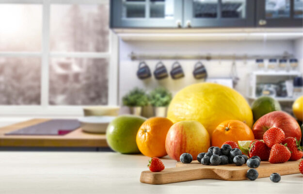 Obstarrangement auf einer Küchenarbeitsplatte.