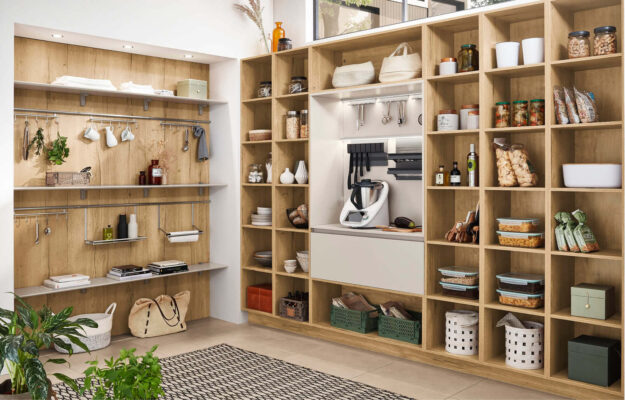 Küchenplanung für Familien mit Kindern – Klar strukturierter Hauswirtschaftsraum, sodass alles einfach auffindbar ist.