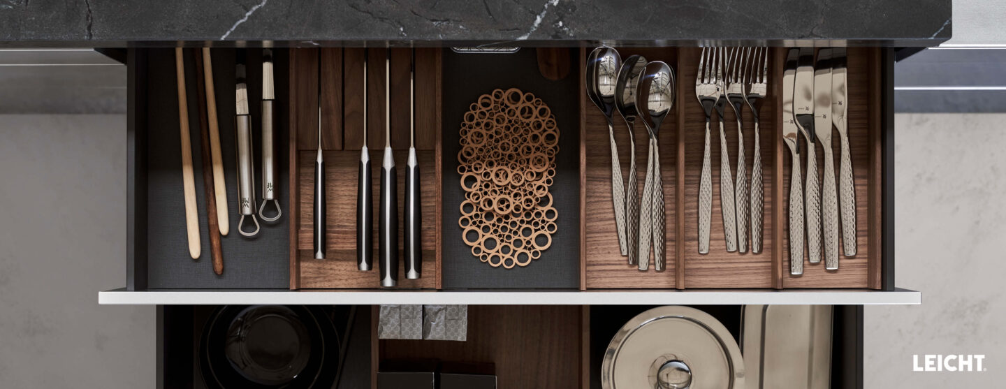 Offene Schublade mit Besteck.