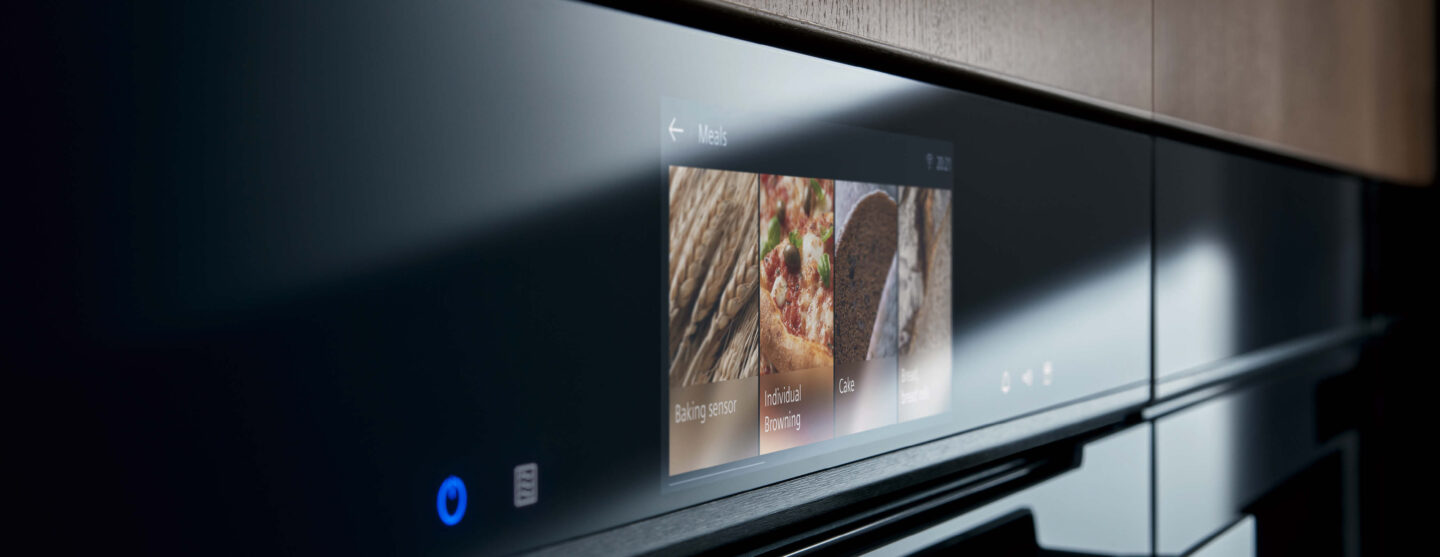 Nahaufnahme eines smarten Backofens mit Display.