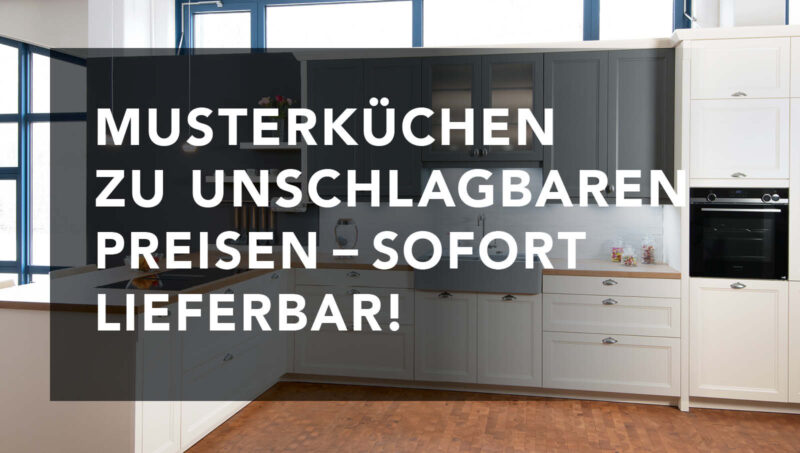 Moderne Musterküche in heller und dunkler Frontkombination mit eingebautem Backofen, Spüle und Oberschränken. Darüber liegt ein Werbetext: „Musterküchen zu unschlagbaren Preisen – sofort lieferbar!“.