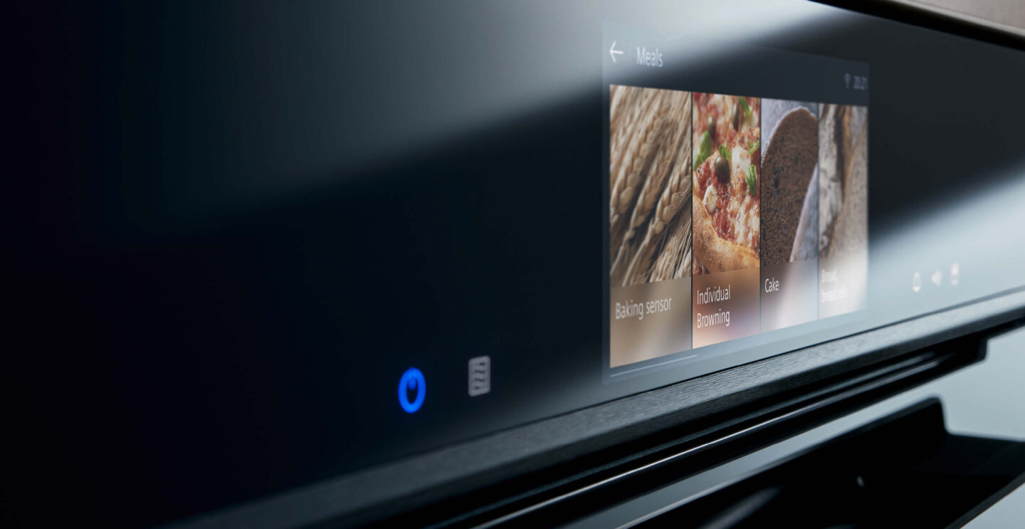 Nahaufnahme eines smarten Backofens mit Display.