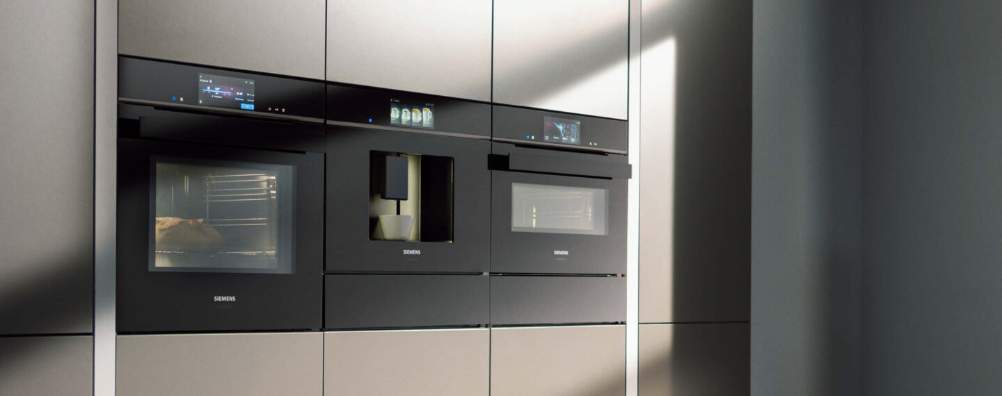 Drei Kombigeräte in der Küche von Siemens in einer grauen Küchenwand.
