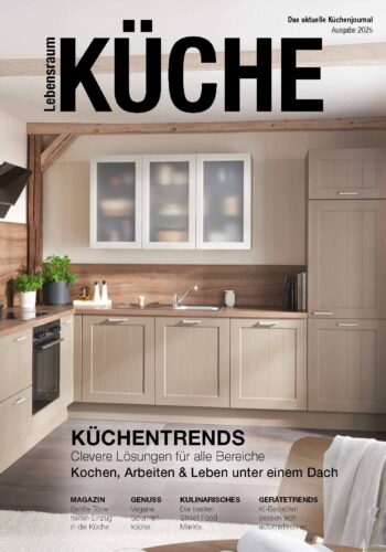 Cover der Lebensraum Küche 2025: Cremefarbene Landhausküche in L-Form.