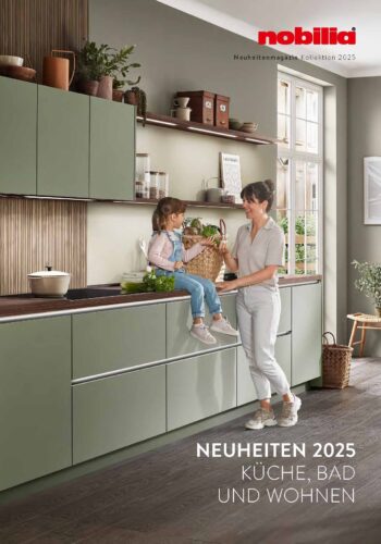 Mutter znd Kind an einer grünen Küchenzeile. Cover des nobilia Neuheitenmagazins der Kollektion 2025