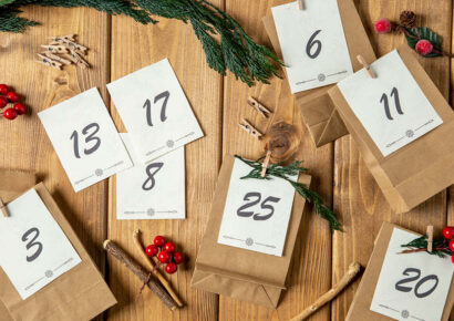 Papiertüten an die Zahlen geheftet sind für einen selbstgemachten Adventskalender.