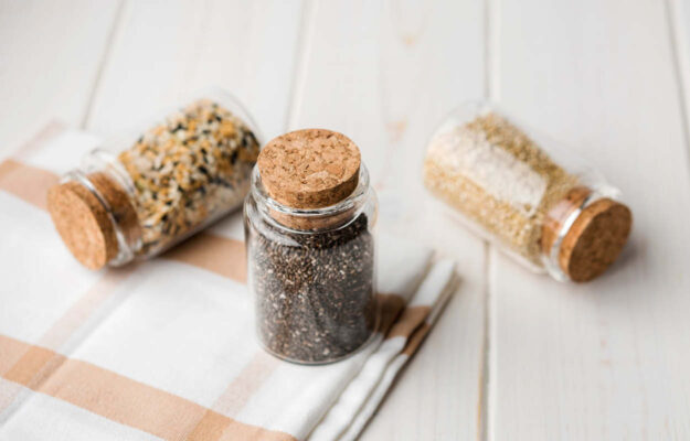 Gewürzsalze in kleinen Gläsern abgefüllt.