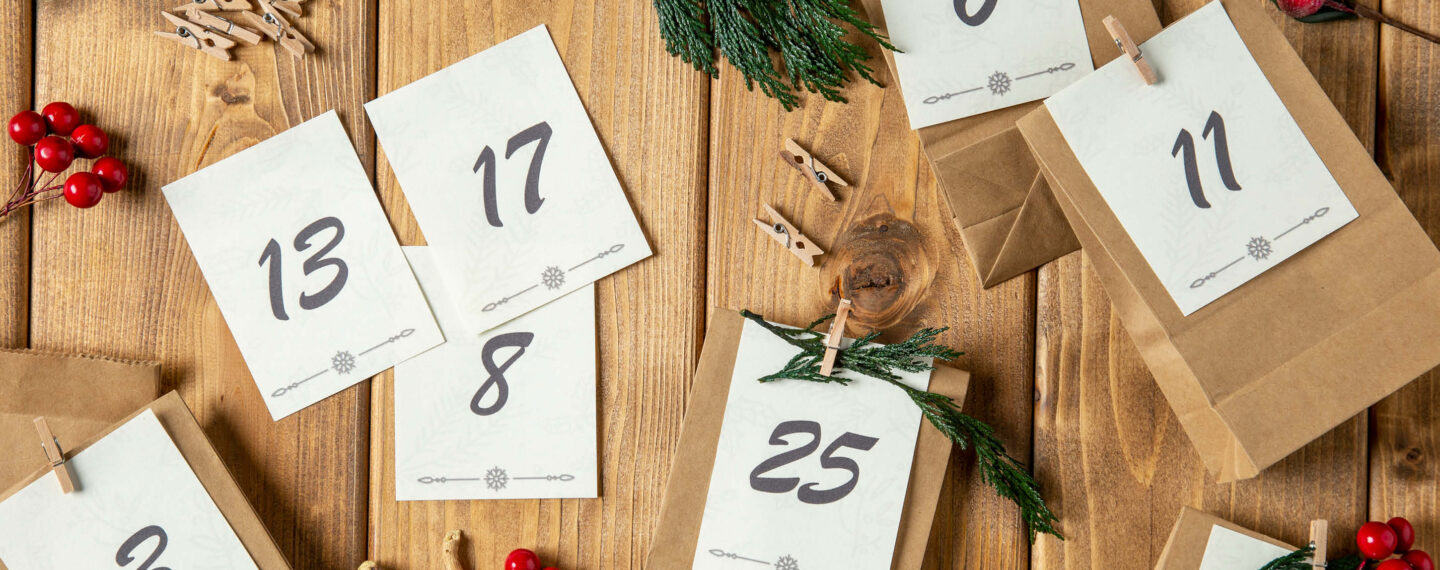 Papiertüten an die Zahlen geheftet sind für einen selbstgemachten Adventskalender.