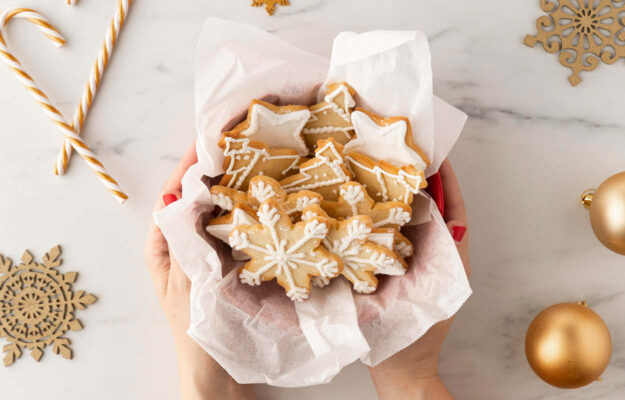 Eine kleine Menge Plätzchen in einer Dose arrangiert. Ideal für einen Adventskalender aus der Küche