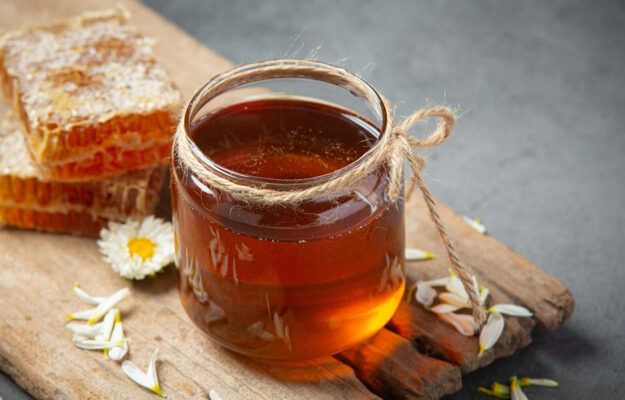 Selbstgemachter Sirup in einem Glas – Ideal für einen Adventskalender aus der Küche