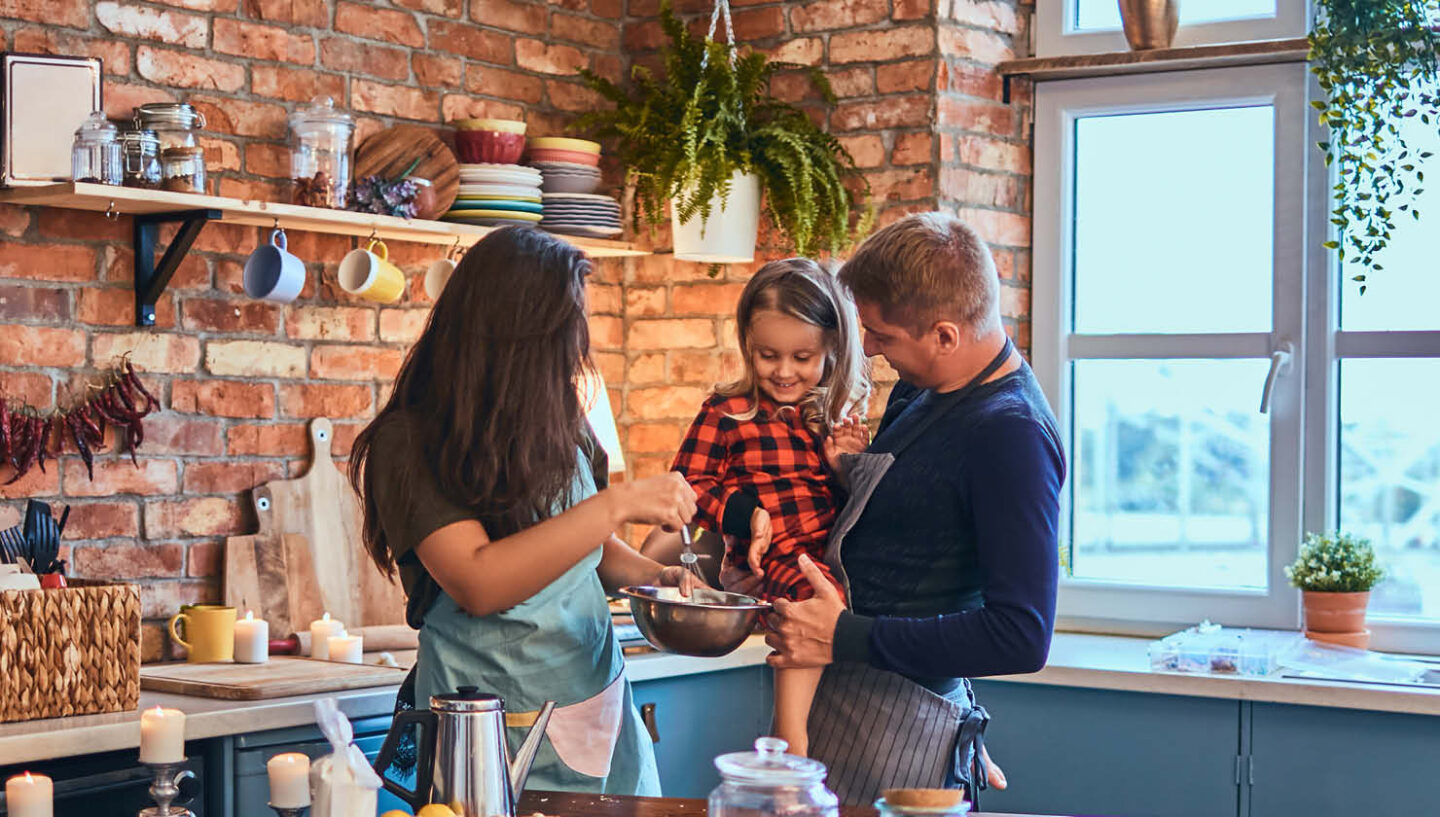 Eine Familie, die gemeinsam kocht.