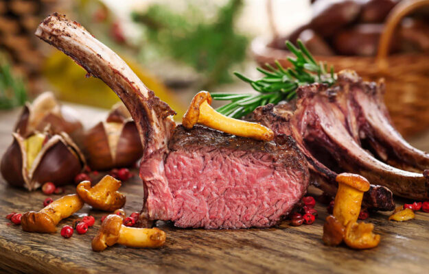 Wildfleisch: Hirschkarree mit Pilzen und Maronen. – Saisonale Küche im November.