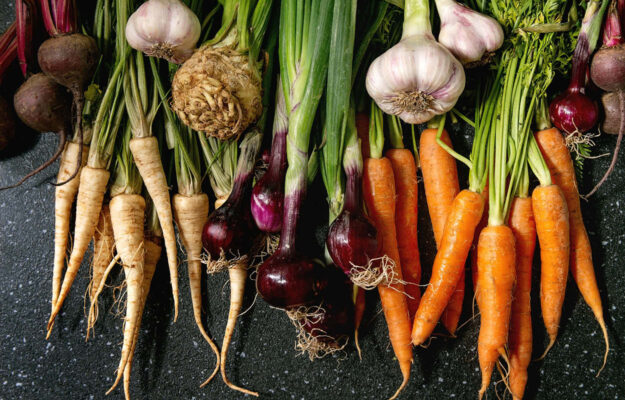 Wurzelgemüse ist ein wichtiger Bestandteil im November für saisonale Küche.