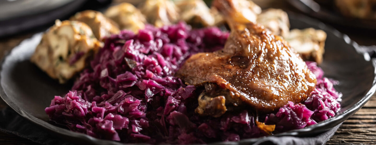 Feiertagsküche – Menüidee: Entenbein mit Rotkohl und Serviettenknödeln