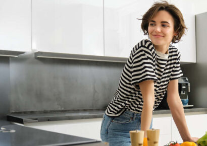Junge Frau schaut zufrieden nach rechts.