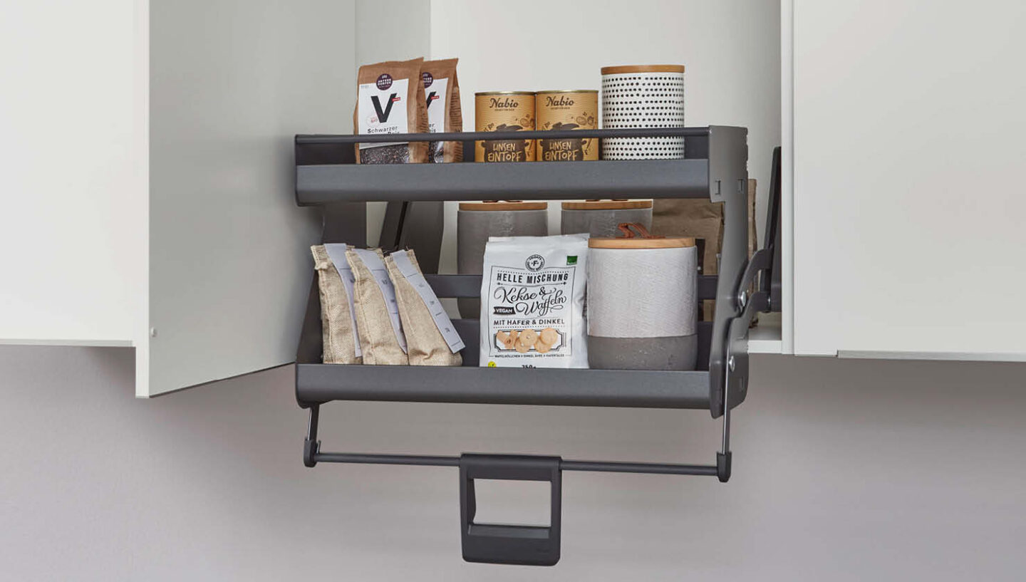Ausziehbares Hochschrankordnungssystem.