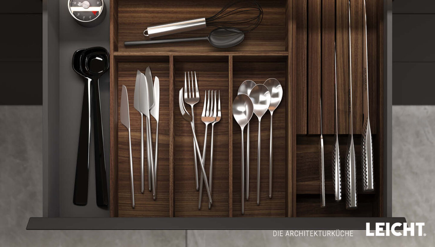 Offene Schublade in einer gut organisierten Küche von Leicht