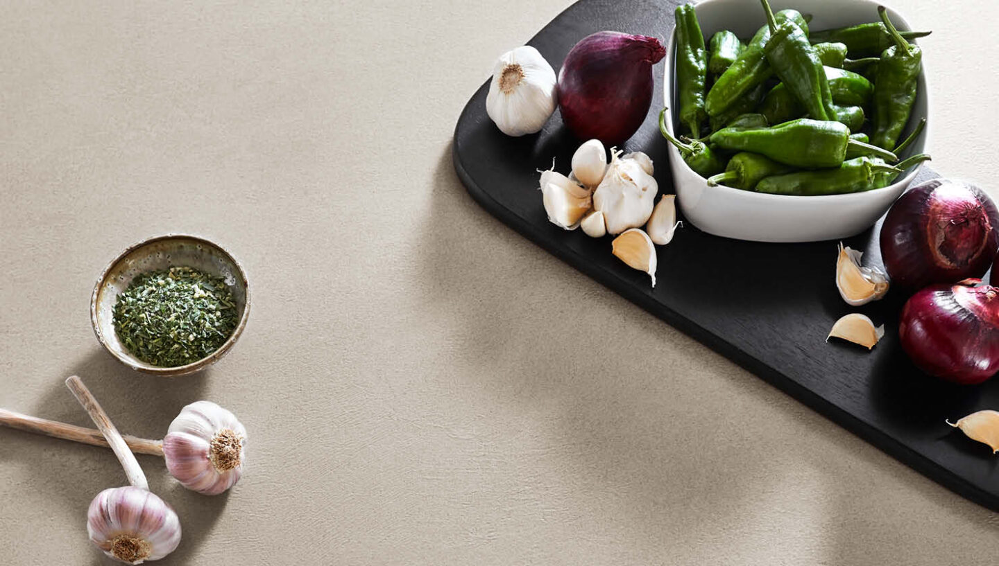 Moderne Nobilia Küche mit hochwertiger dunkler Arbeitsplatte – stilvolle Küchenrenovierung und Modernisierung mit eleganter Oberfläche und indirekter Beleuchtung